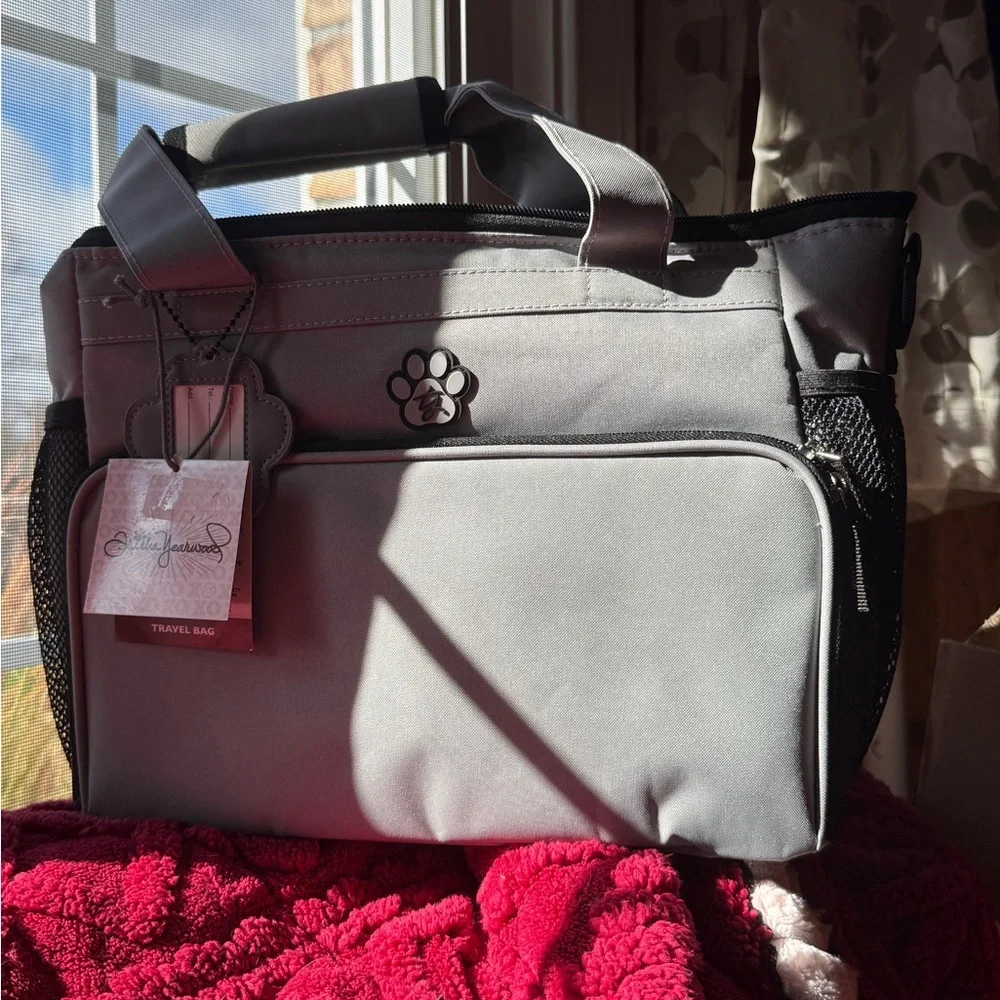NWT Trisha Yearwood pet travel bag. Insulated w.food pouches & portable bowls!